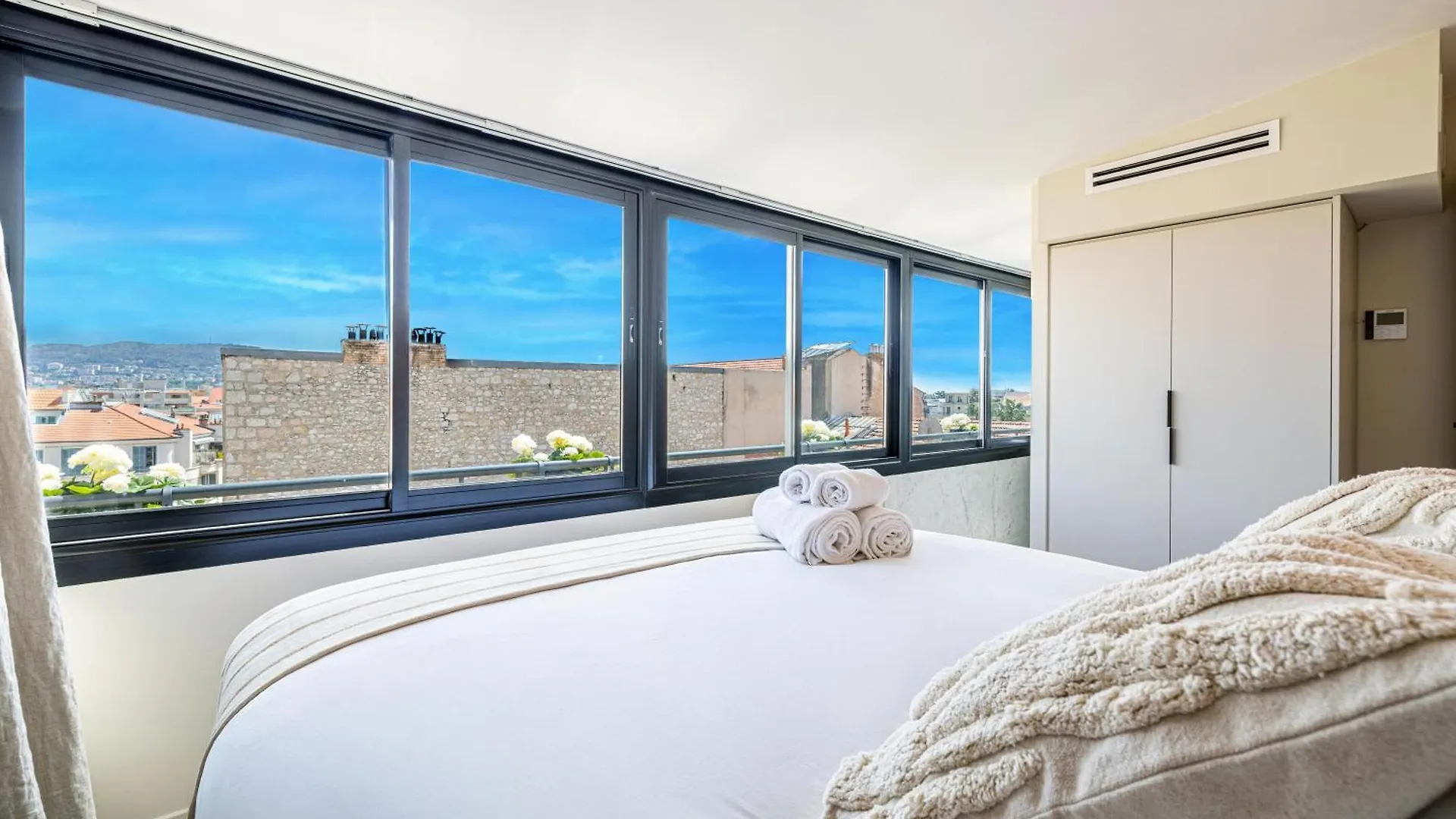 Luxurious Penthouse, 2 Bedroom Suites, 3 Spacious Terraces, Gorgeous Views Of Mountains And Sea, Nice France
