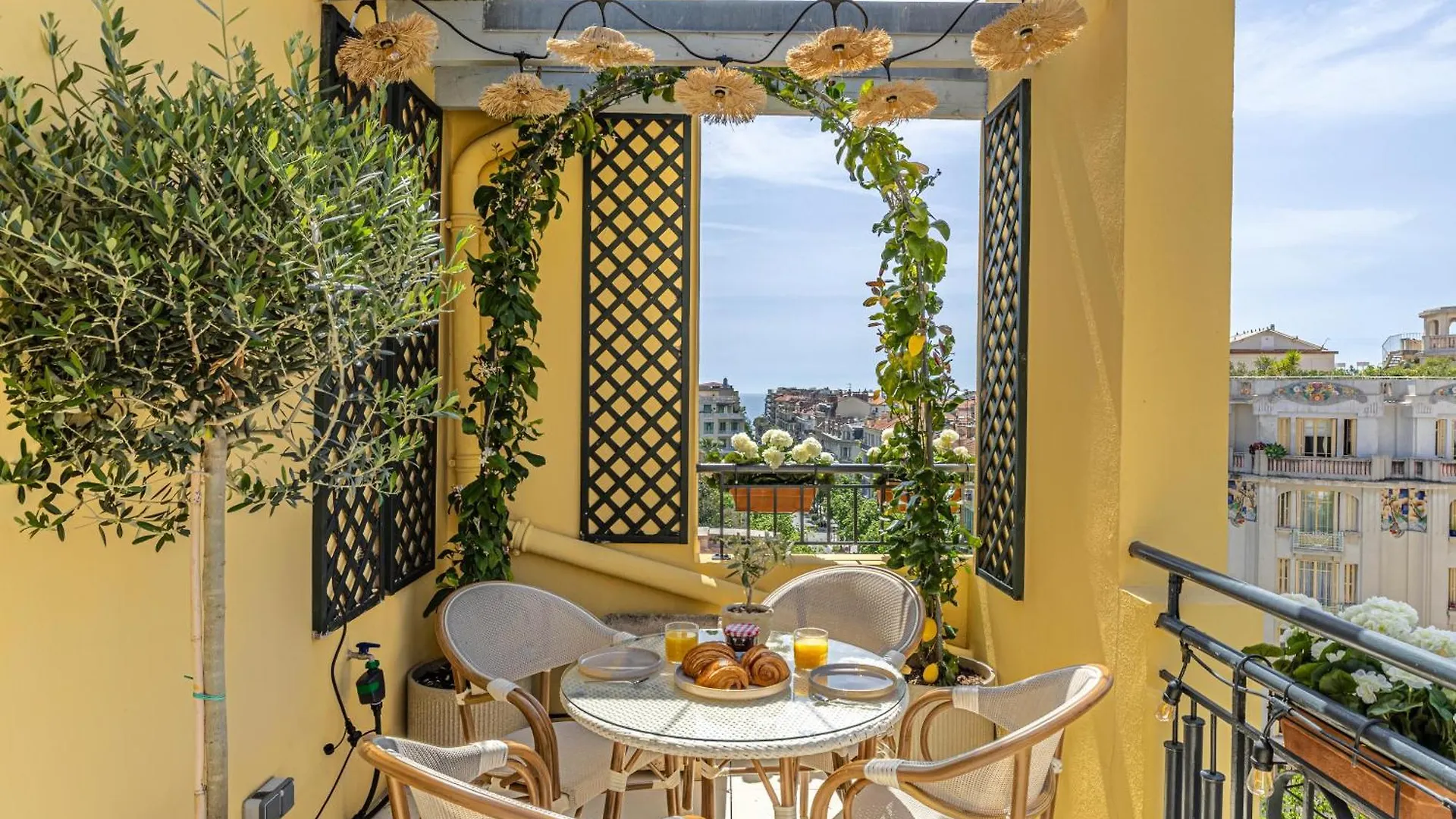Apartment Luxurious Penthouse, 2 Bedroom Suites, 3 Spacious Terraces, Gorgeous Views Of Mountains And Sea, Nice