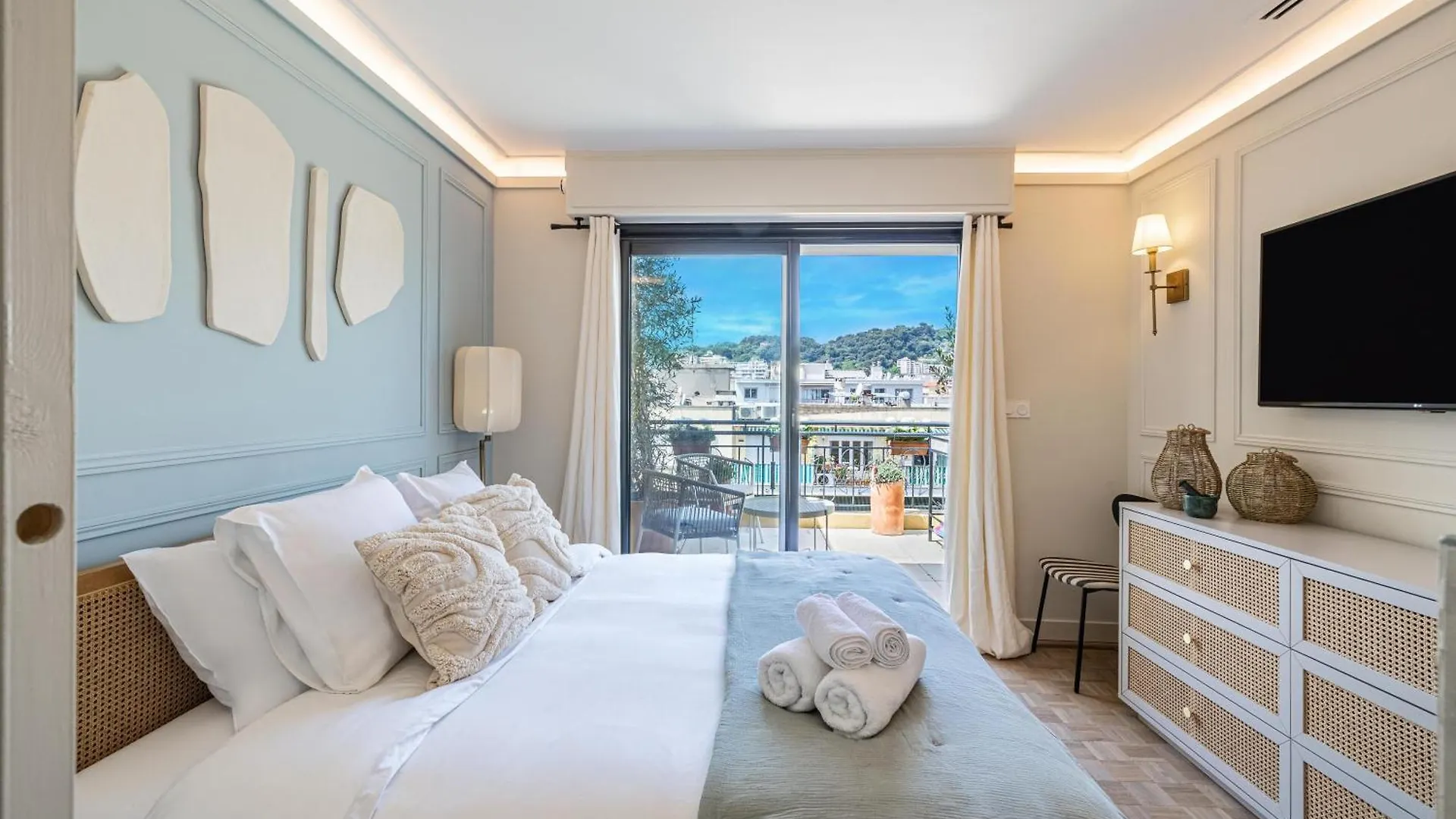 Luxurious Penthouse, 2 Bedroom Suites, 3 Spacious Terraces, Gorgeous Views Of Mountains And Sea, Nice France