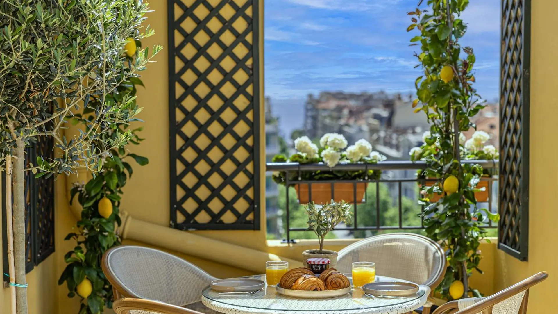 Apartment Luxurious Penthouse, 2 Bedroom Suites, 3 Spacious Terraces, Gorgeous Views Of Mountains And Sea, Nice